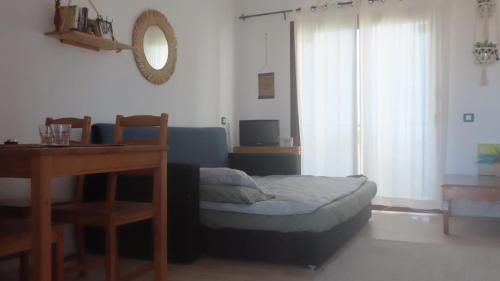 コティージョにあるLa Concha sunsetのベッドとテーブルと机のある寝室