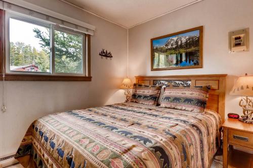 um quarto com uma cama e duas janelas em Park Meadows 8D by Ski Country Resorts em Breckenridge