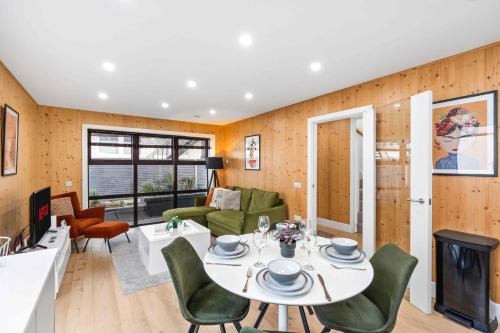 uma sala de estar com mesa e cadeiras em Green Mews 1 with Free Parking By My Getaways em Brighton & Hove
