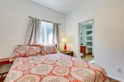 Postel nebo postele na pokoji v ubytování 4 Mi to Lake Elsinore Pet-Friendly Adventure Base