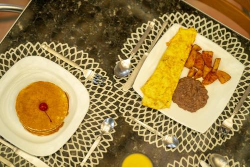 uma mesa com um prato de comida e um prato de comida em Acamar Beach Resort em Acapulco
