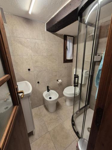 Un baño pequeño con inodoro y lavabo. en Casa Camilla, Casa Vacanze sulle colline di Lerma, en Lerma