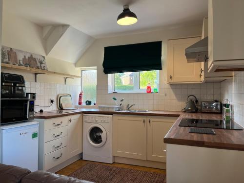 a kitchen with a washing machine and a washer at Rosedale House Your home away to home in Cottingham
