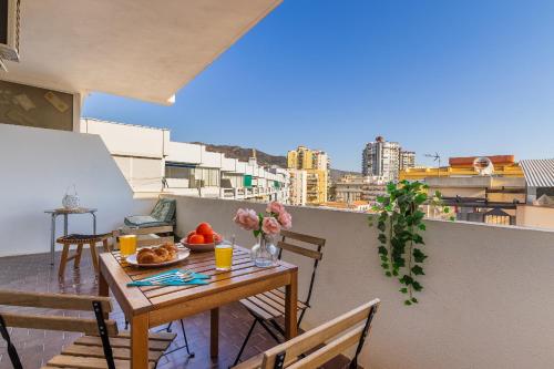 Terraza luminosa, céntrico, a 10 min de la playa