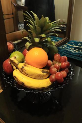 eine Schale mit Obst auf einem Tisch in der Unterkunft Sea Shell Hotel - Sales & Booking Office in Bāiljuri