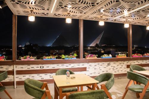 a restaurant with a view of the pyramids at Pyraking Pyramids View Hotel in Giza