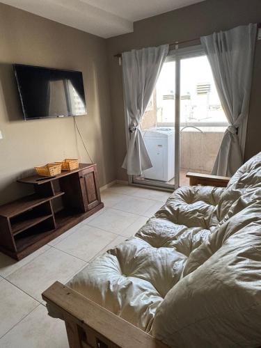 a living room with a bed and a television at Confort y Descanso en el Corazón de Río Cuarto in Río Cuarto