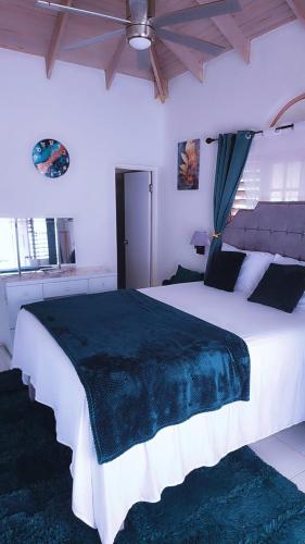 - une chambre avec un grand lit et une couverture noire dans l'établissement Holiday oasis, à Steer Town