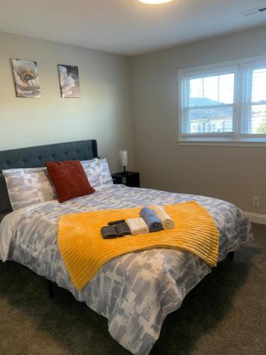 Ένα ή περισσότερα κρεβάτια σε δωμάτιο στο Welcome to our Place!