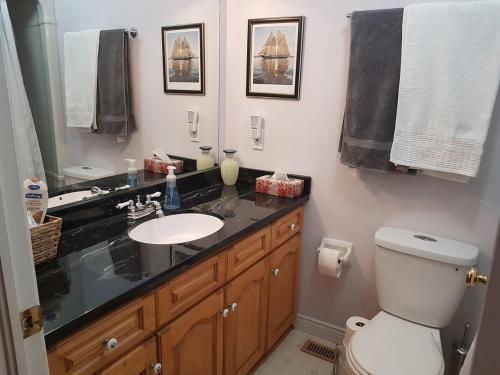 Koupelna v ubytování White Rolling Sands of Penetang by Theatre