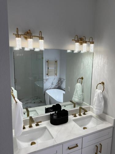a bathroom with two sinks and a large mirror at Upscale Getaway in Rotunda-West