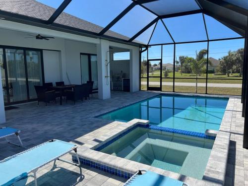 einen Pool mit Terrasse und ein Haus in der Unterkunft Upscale Getaway in Rotunda-West