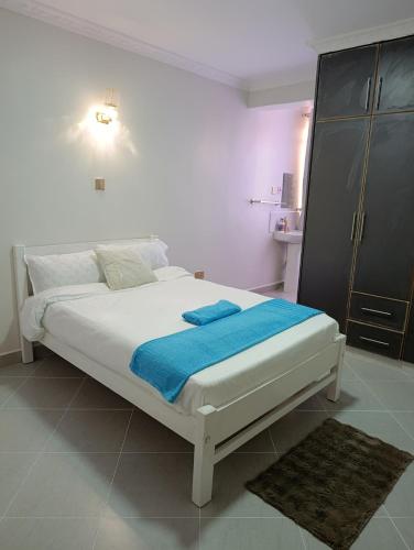 Ένα ή περισσότερα κρεβάτια σε δωμάτιο στο Emraan Residence