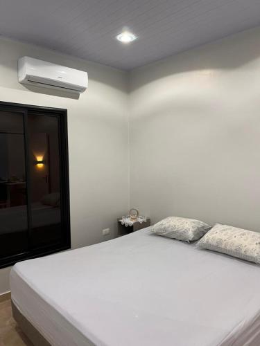a bedroom with a white bed with a white ceiling at Dos habitaciones - apartment CDE - Area 4 in Ciudad del Este