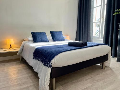 Postel nebo postele na pokoji v ubytování Le Logis Cantilien Lamorlaye-Chantilly