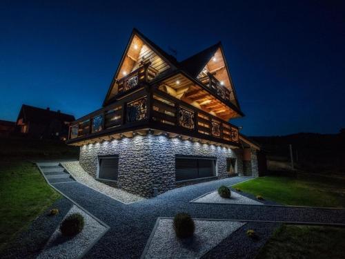 ノヴィ・タルクにあるVilla in Nowy Targ with Mountain Views & Poolの屋根の大きな家