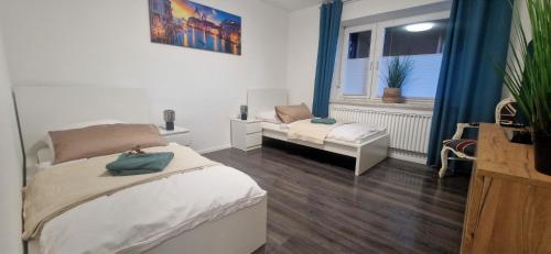 a small bedroom with two beds and a window at Ferienwohnung Lichtblick mit Terrasse in ruhiger Lage in Sulingen