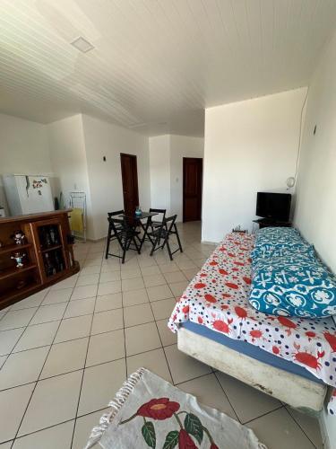 Un dormitorio con una cama y una mesa y sillas. en Apartamento Janelas do Atlântico Praia do Atalaia PA, en Salinópolis