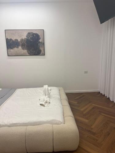 Postel nebo postele na pokoji v ubytování יוקרה בנתניה