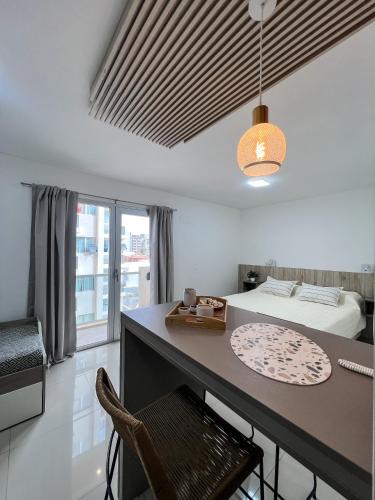 プエルト・マドリンにあるPen y Gelliのベッドと机とテーブルのある寝室