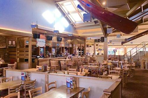 a restaurant with tables and chairs in a room at Blanco Holiday Lettings - Southview in Winthorpe