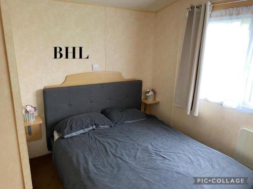 a small bedroom with a bed with a head board at Blanco Holiday Lettings - Southview in Winthorpe