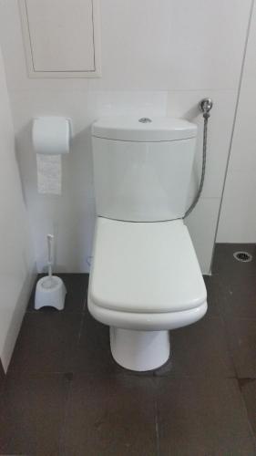 un bagno con un water bianco in una stanza di 4U Apartment a Burgas