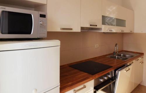 Lovely Apartment In Omis With Wifi