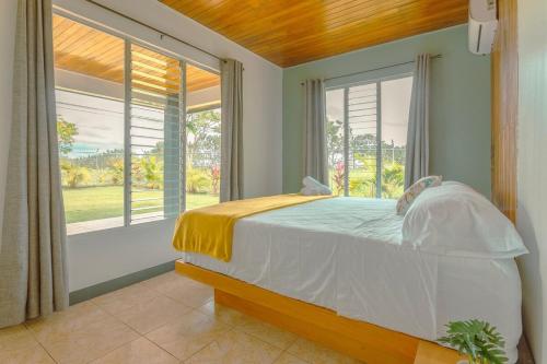 Ένα ή περισσότερα κρεβάτια σε δωμάτιο στο Gray Oasis, Private Pool