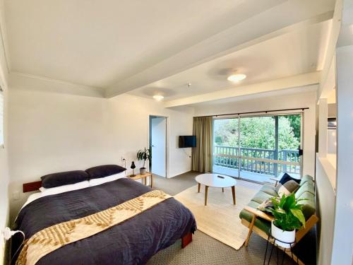 Postel nebo postele na pokoji v ubytování Treetop studio apartment