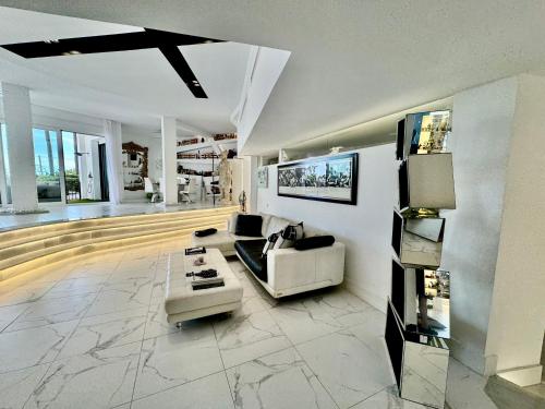 Televisyen dan/atau pusat hiburan di ESPECTACULAR Hogar en la playa MARBELLA