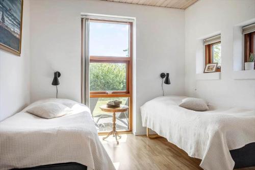 Dos camas en una habitación blanca con ventana. en 490-Snedsted-Niels-Juels-Vej-39, en Snedsted