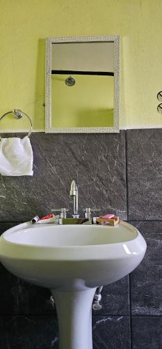 a bathroom with a white sink and a mirror at Casa Amarilla Tecámac in Santa Cruz Tecamac