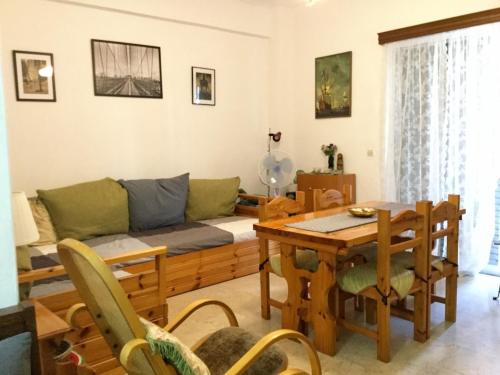 ルートラキにあるLucy's comfy apt in town centre by the seaのソファとテーブルのあるリビングルーム