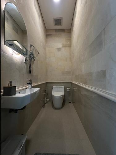 JasriにあるBali Tropical and Relaxの白いトイレと洗面台のあるバスルーム