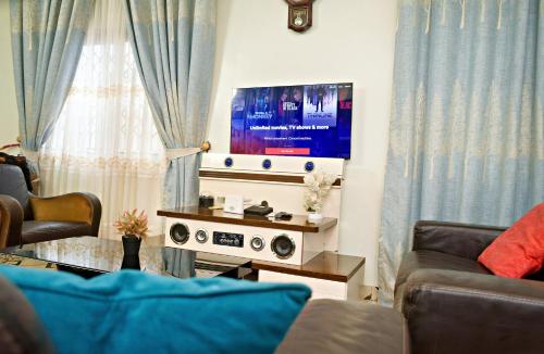 Una televisión o centro de entretenimiento en Two Bedrooms Standby Generator DSTV Netflix W-iFi