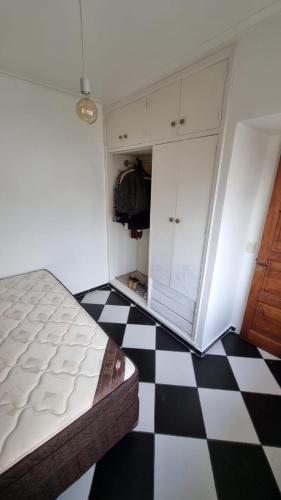 - une chambre avec un sol en damier noir et blanc dans l'établissement Check and Home - Casa San Luis - 6 Huéspedes en Barrio Chauvin, à Mar del Plata