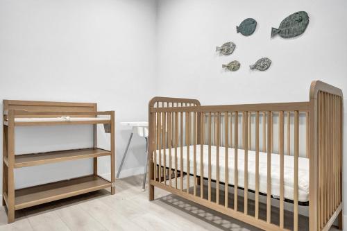 een kinderkamer met twee wiegjes en een plank bij Cypress Breeze, Coastal Comfort! Heated Pool! in Pompano Beach