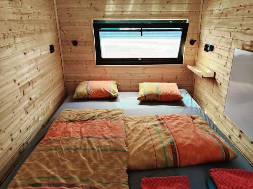 Ένα ή περισσότερα κρεβάτια σε δωμάτιο στο Floating Downtown Apartment