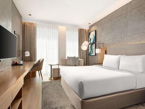 TV a/nebo společenská místnost v ubytování Mercure Dubai Gold District