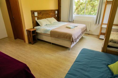 ein Schlafzimmer mit zwei Betten und einem Fenster in der Unterkunft Casa do Reiki - Terapias & Aconchego na Natureza in Rancho Queimado