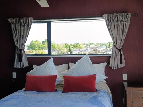 Katil atau katil-katil dalam bilik di Spacious City Apartment With Amazing Views