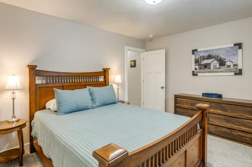 een slaapkamer met een houten bed met blauwe kussens bij Year-Round Outdoor Fun Spacious Retreat in Iona in Idaho Falls