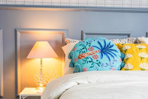 コベントリーにあるBroomfield House - City Centre - Free Parking, Self-Check-In, Garden, Fast Wifi and Smart TV by Yoko Propertyのベッド(青い枕、ランプ付)