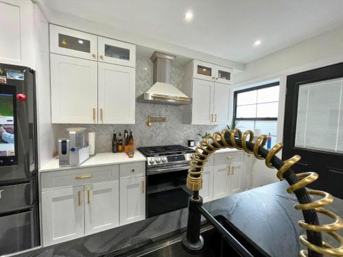 Kuchyň nebo kuchyňský kout v ubytování Prime location w parking, near subway, 10 min from LGA "Queens"