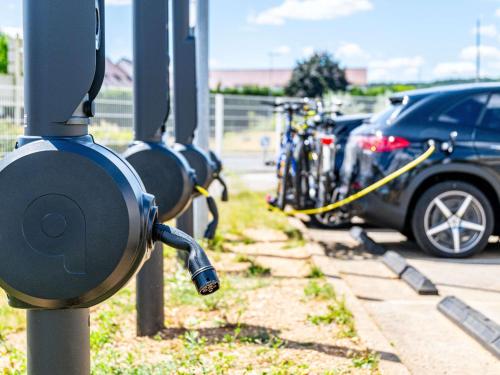 une rangée de vélos garés sur un parking dans l'établissement Novotel Dijon Sud, à Marsannay-la-Côte