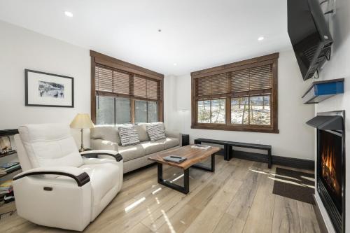 een woonkamer met een bank en een open haard bij Premium Unit 1301 - 1 Bedroom - Zephyr Mtn Lodge condo in Winter Park