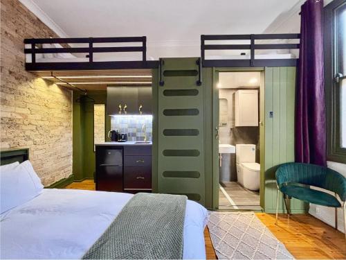 シドニーにあるBalmain Village Retreat AC Parking City 3kmsのベッドルーム(二段ベッド1組付)、バスルームが備わります。