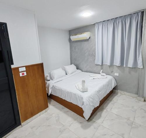 カイロにあるDel Ceilo Boutique Hotelの窓付きのベッドがある小さな寝室