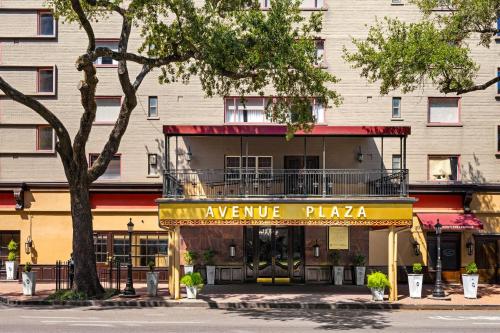 a building with a sign that reads ravephrine pizza at Club Wyndham Avenue Plaza in New Orleans